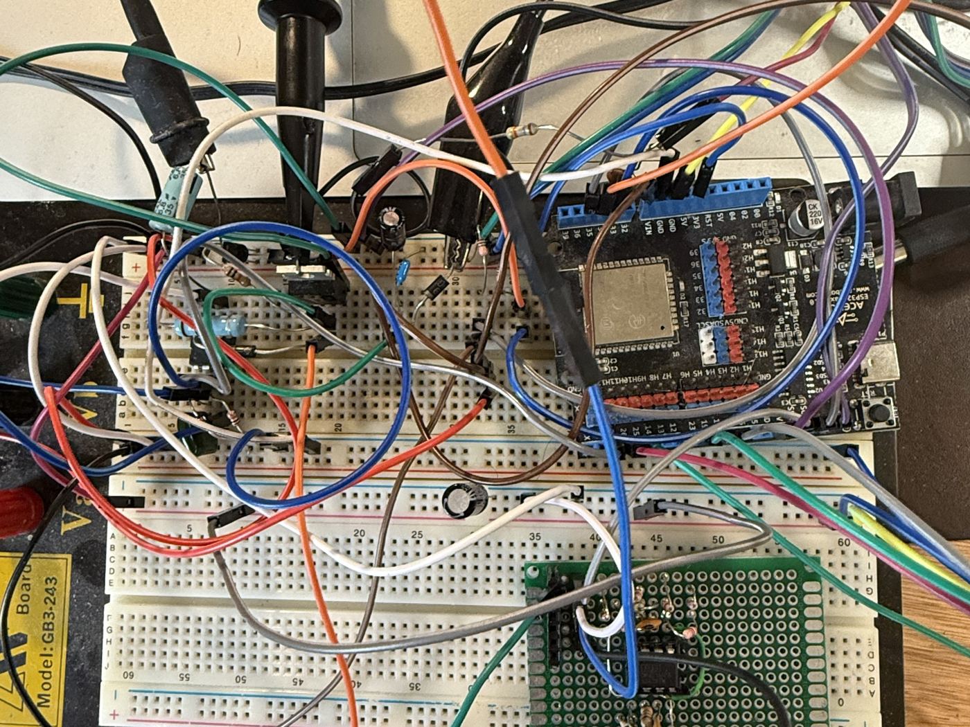 Protoboard con el ESP32 y el circuito de lectura visto desde arriba