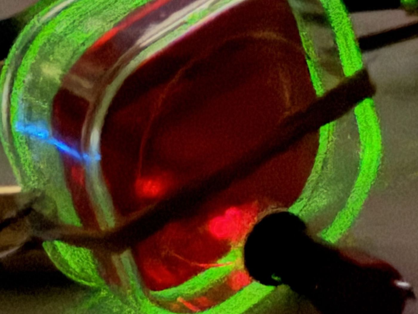 Diamante con centros NV emitiendo fluorescencia roja