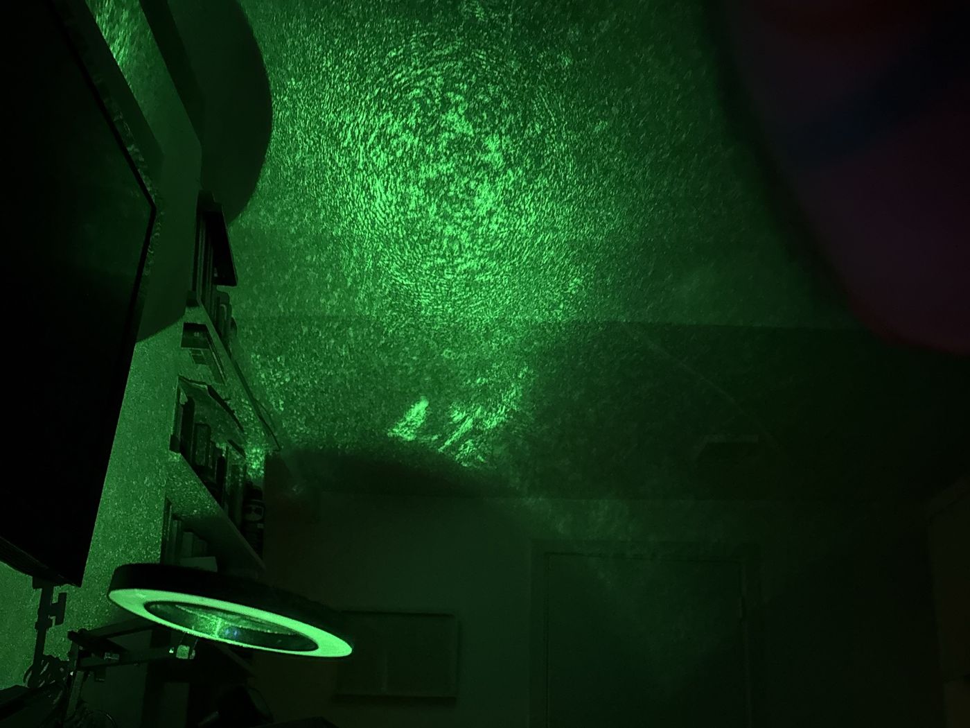 Reflejo del láser verde de 520 nm en la pared del laboratorio