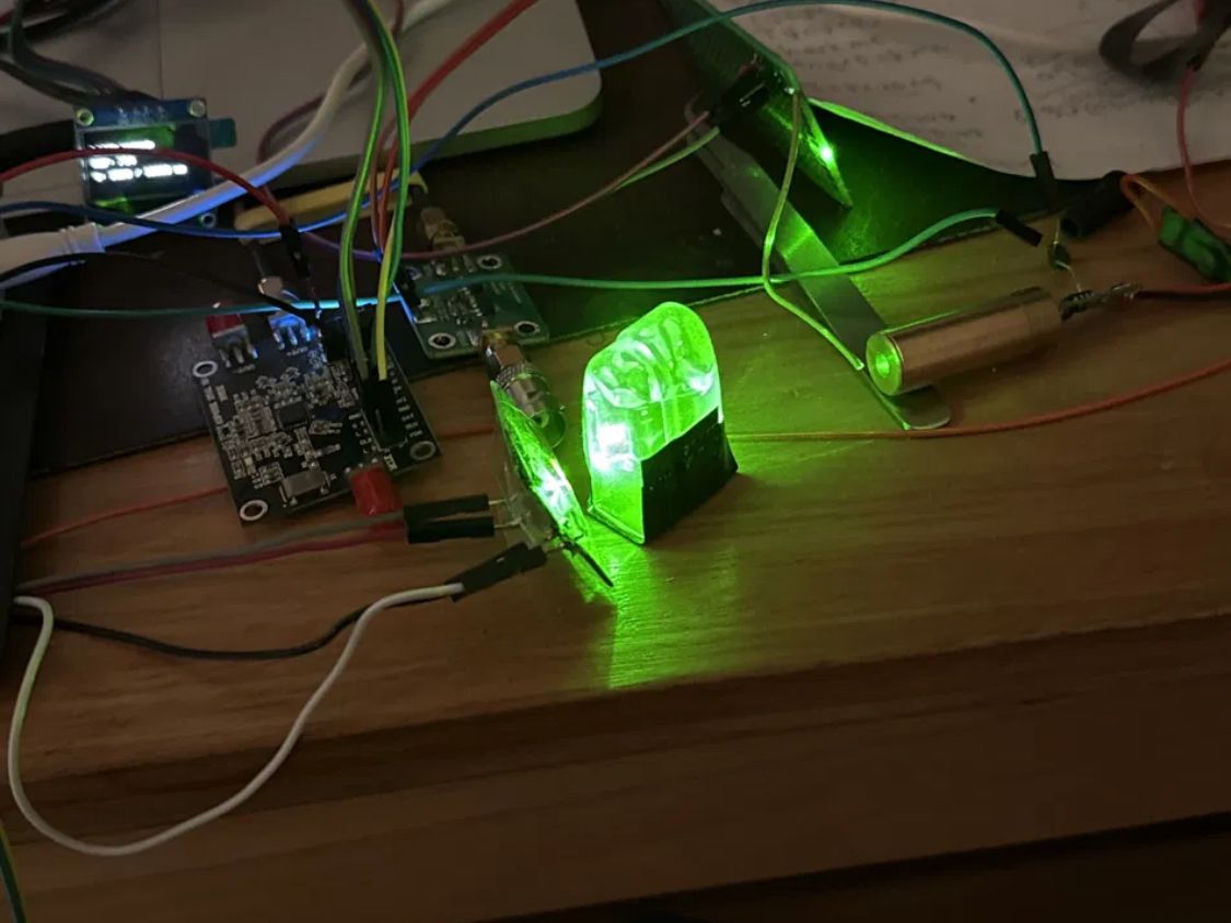 El diamante en su soporte, iluminado por el láser verde sobre el banco